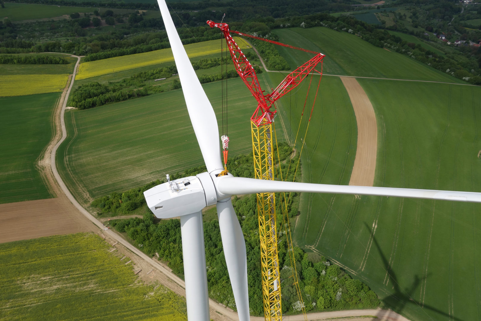 windkraftanlage-windkraft-installation-aufbau-kran-luftaufnahme-inspektion-luftbild-drohne-rotor-montage-wartung-fluegel-innovators